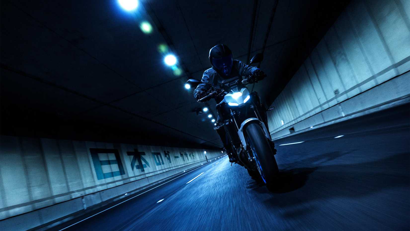 Uma Yamaha MT-07 2025 sendo pilotada na cidade à noite