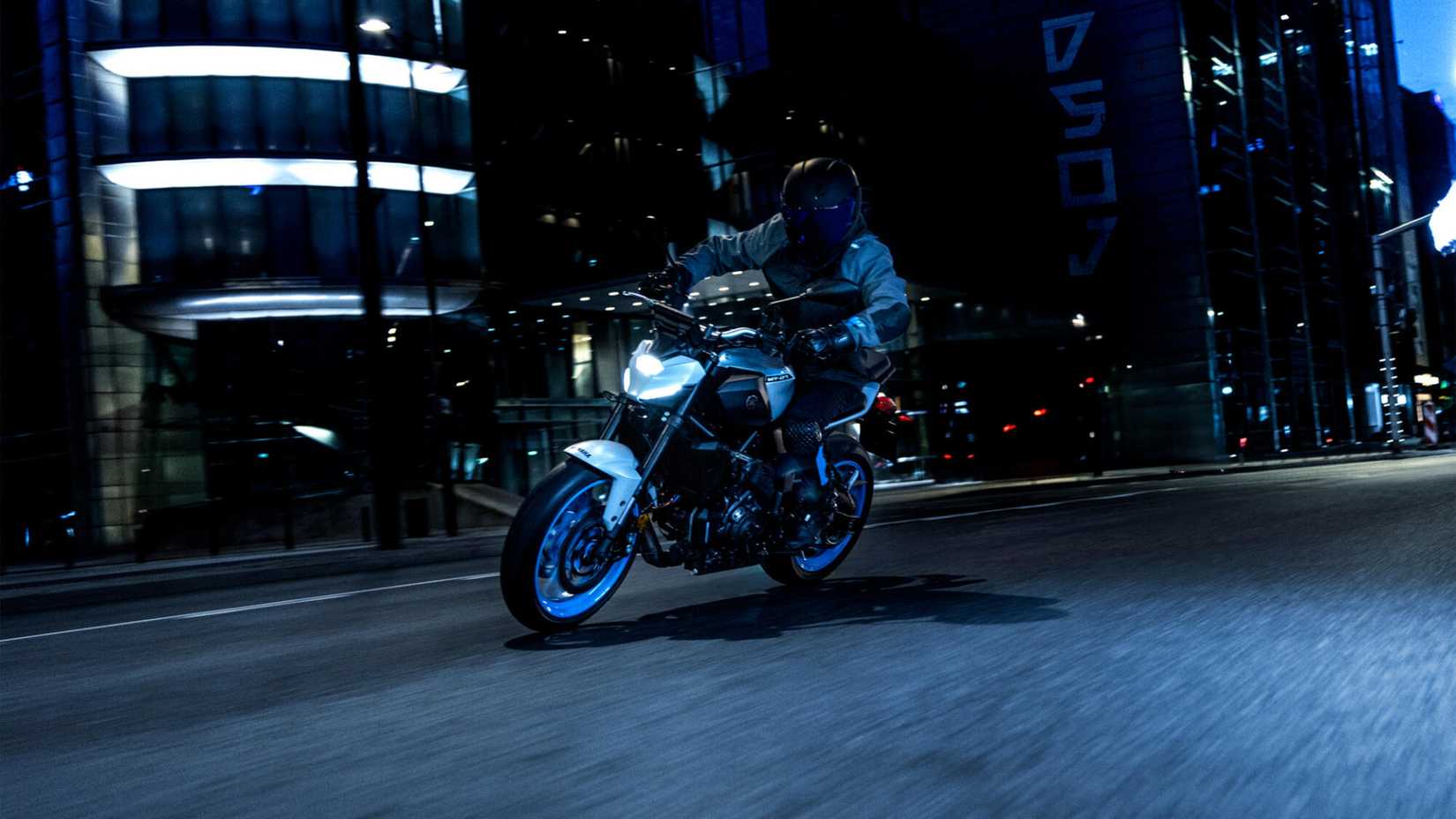 Uma Yamaha MT-07 2025 sendo pilotada na cidade à noite