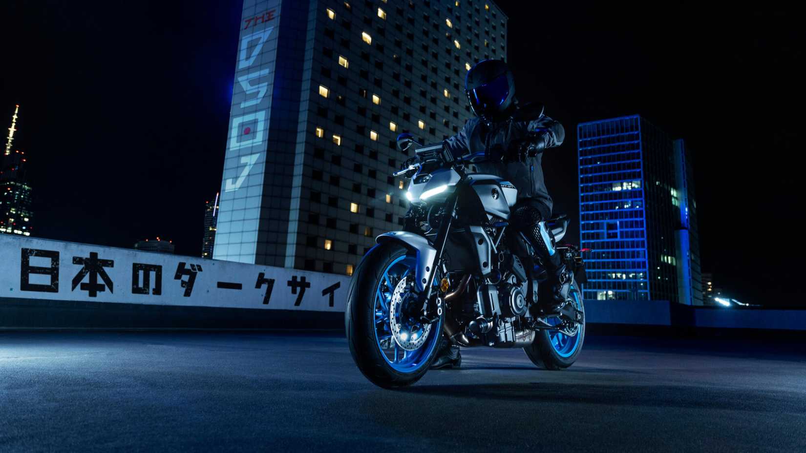 Uma Yamaha MT-07 2025 sendo pilotada na cidade à noite