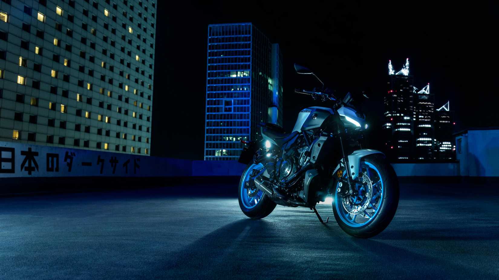 Uma Yamaha MT-07 2025 estacionada na cidade à noite