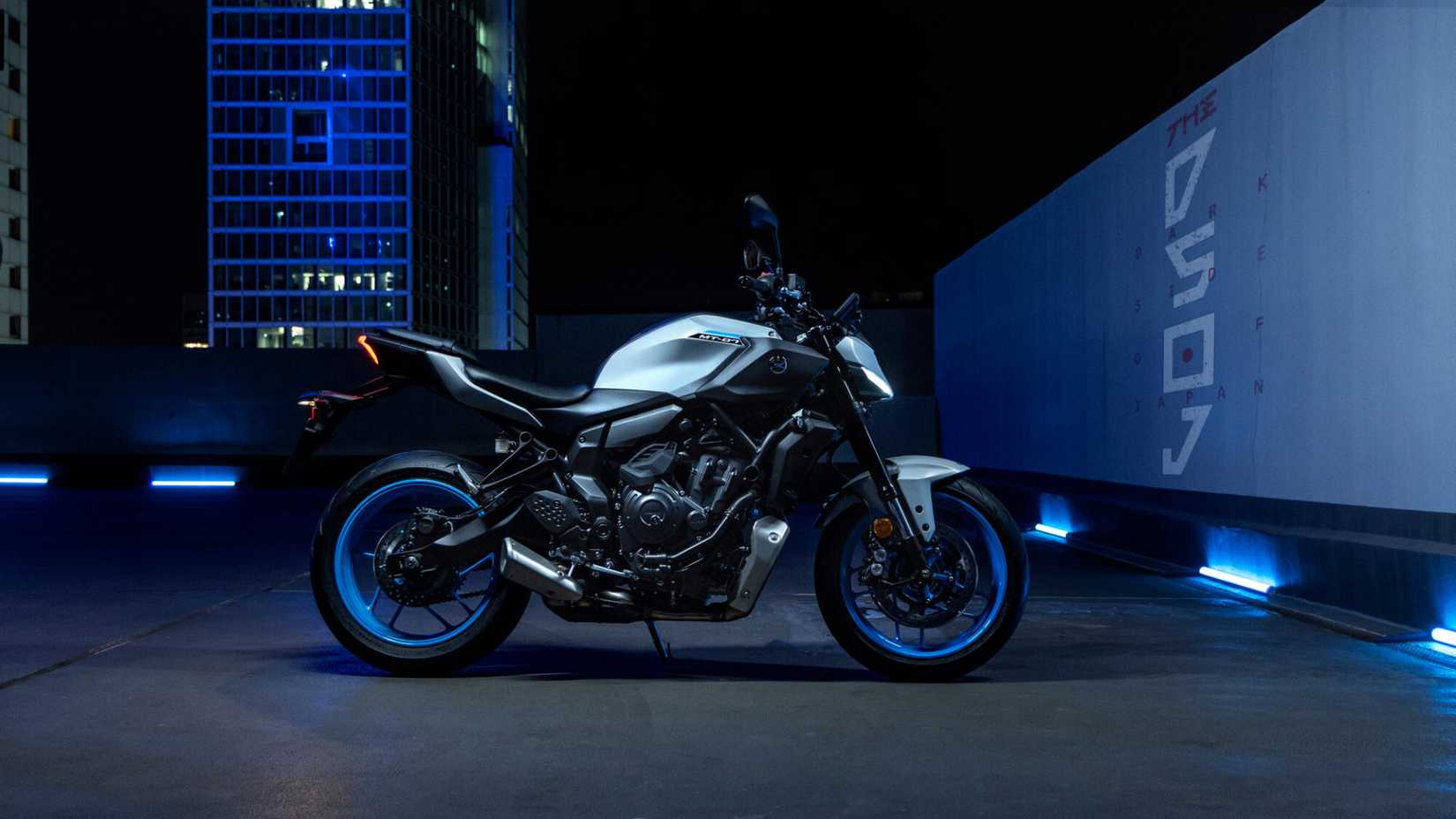 Uma Yamaha MT-07 2025 estacionada na cidade à noite