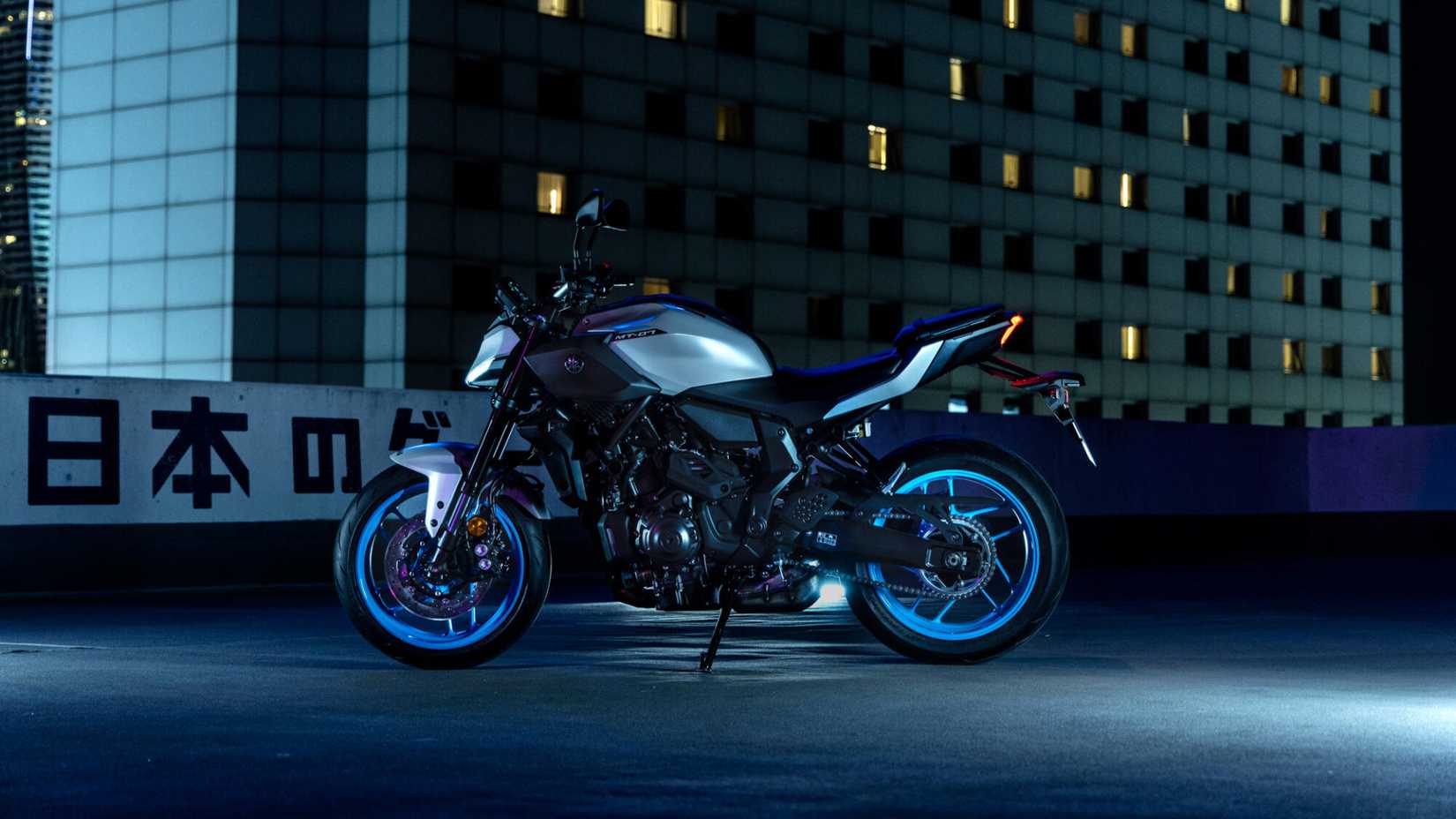 Uma Yamaha MT-07 2025 estacionada na cidade à noite