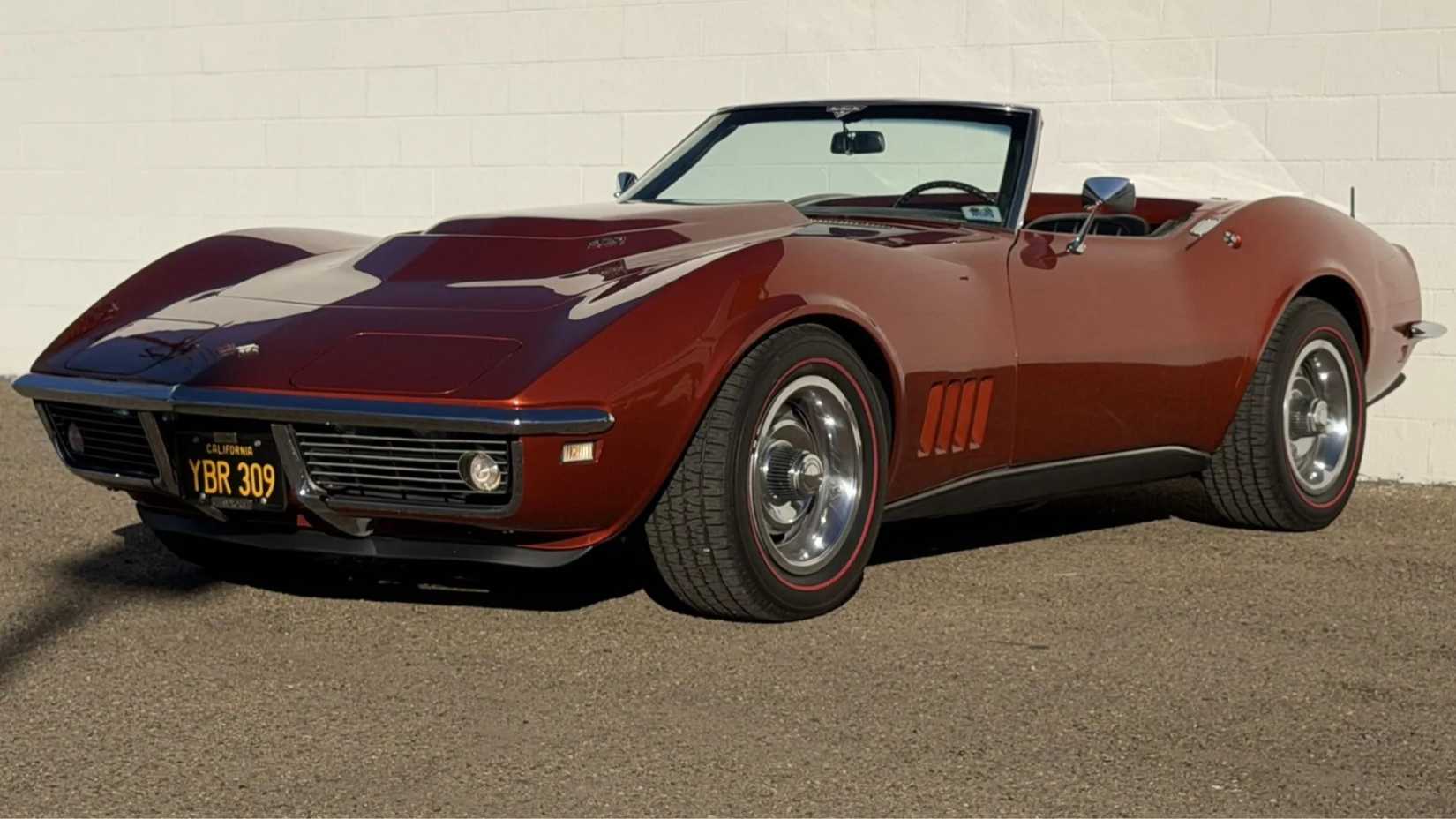 Chevrolet Corvette C3 front 3/4 angle parked in driveway