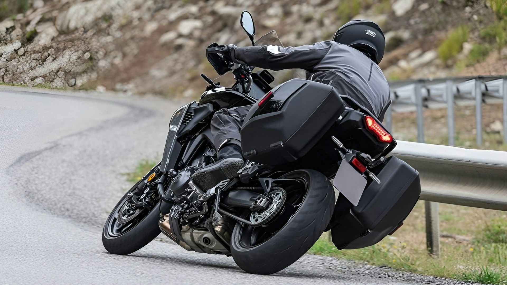 Vista traseira do terceiro trimestre da Yamaha Tracer 9 2026 em curva
