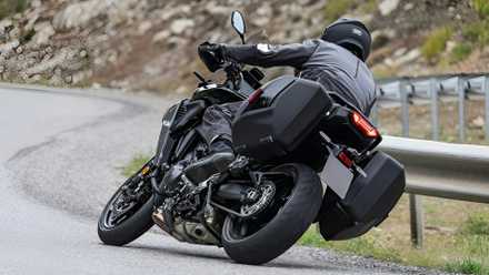 Vista traseira do terceiro trimestre da Yamaha Tracer 9 2026 em curva