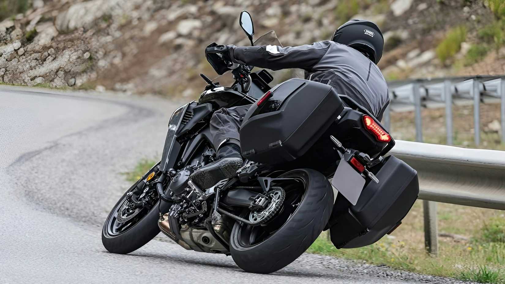 Vista traseira do terceiro trimestre da Yamaha Tracer 9 2026 em curva