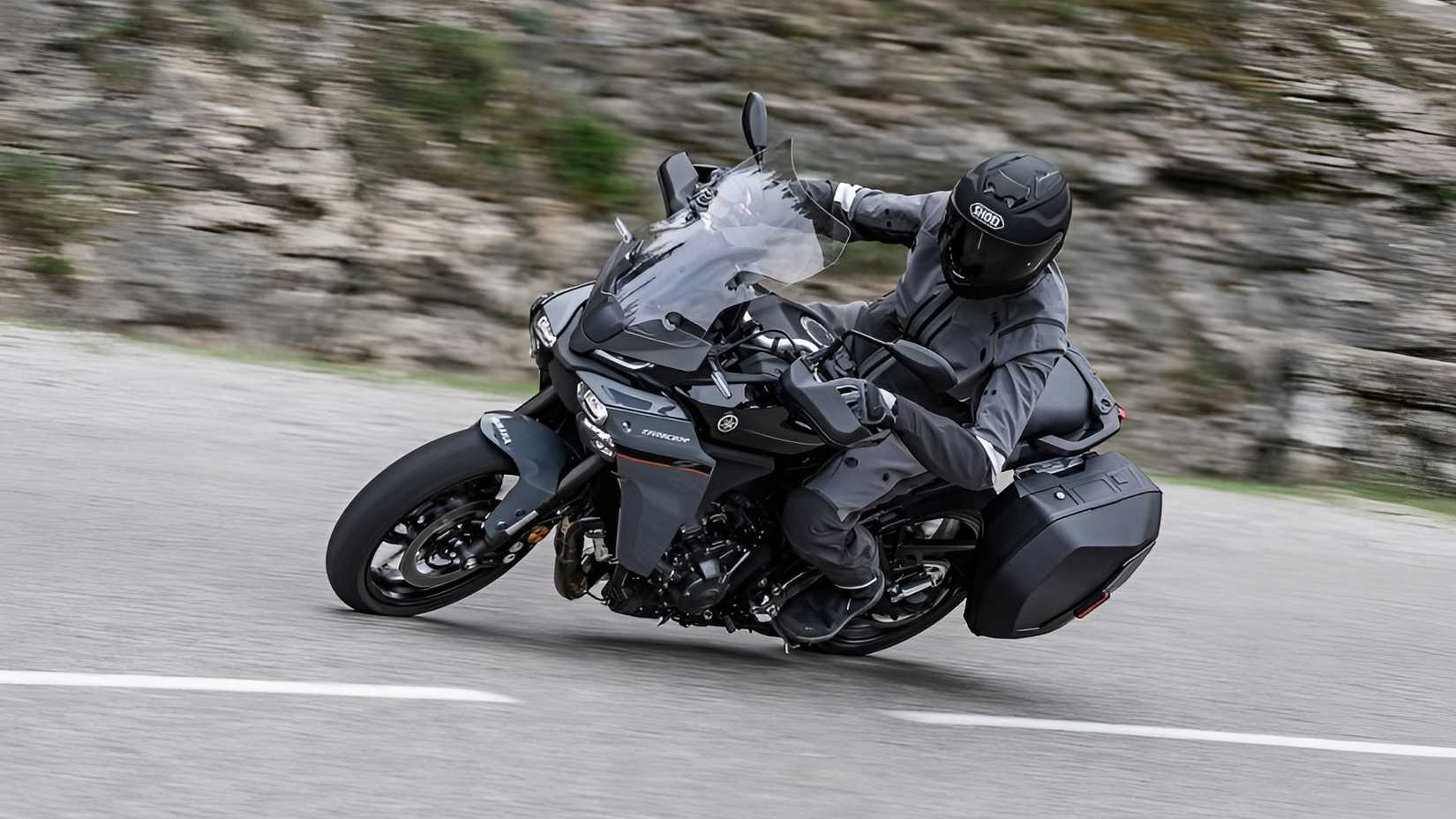 2026 Yamaha Tracer 9 em curva com vista frontal dura do terceiro quarto