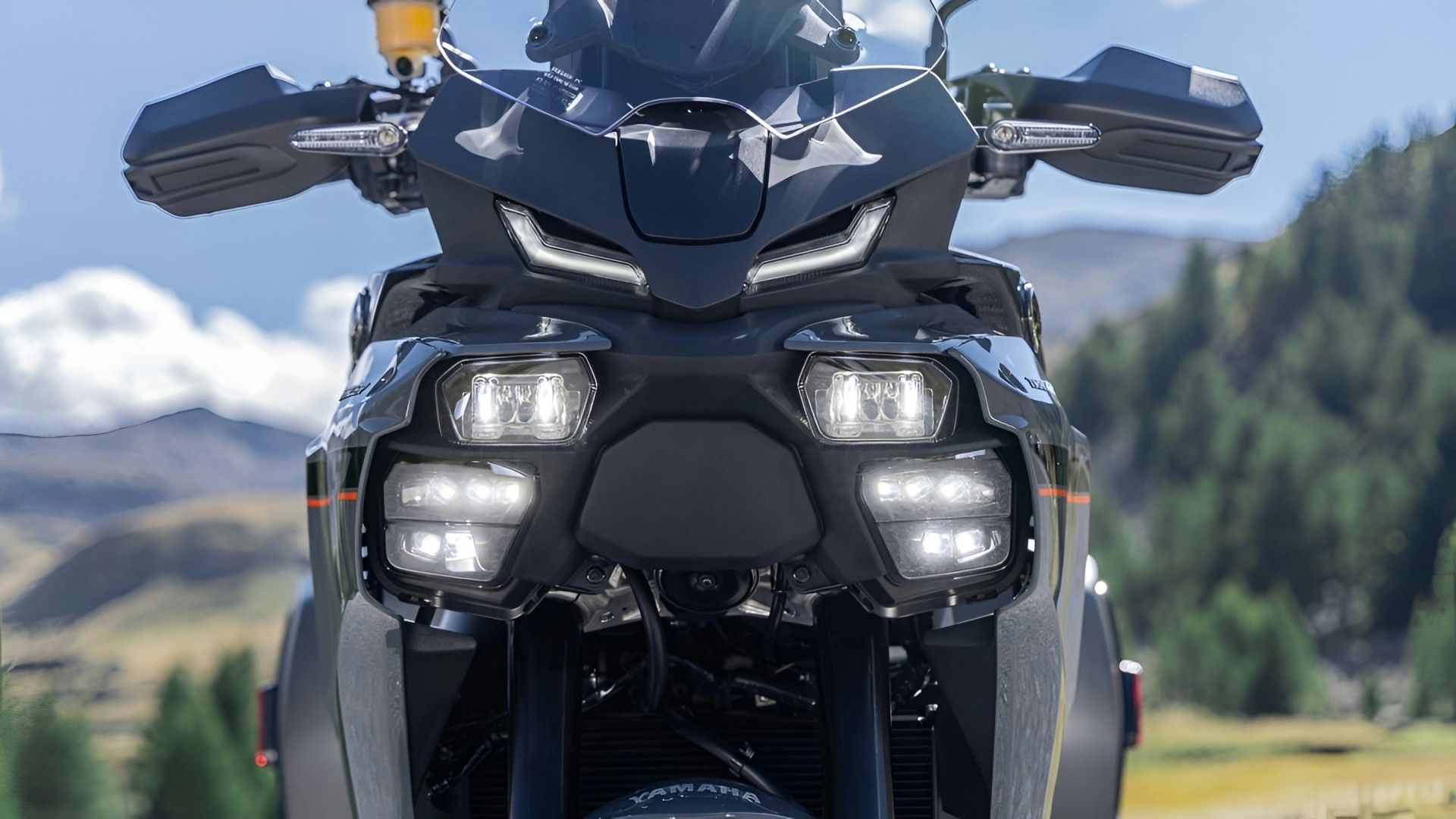 Close-up do design sofisticado do farol Yamaha Tracer 9 2026