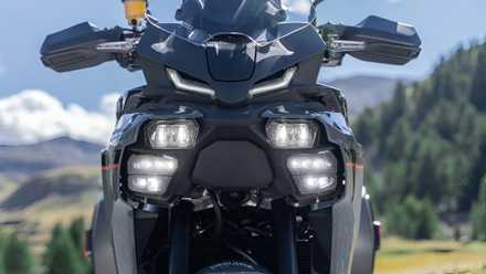 Close-up do design sofisticado do farol Yamaha Tracer 9 2026