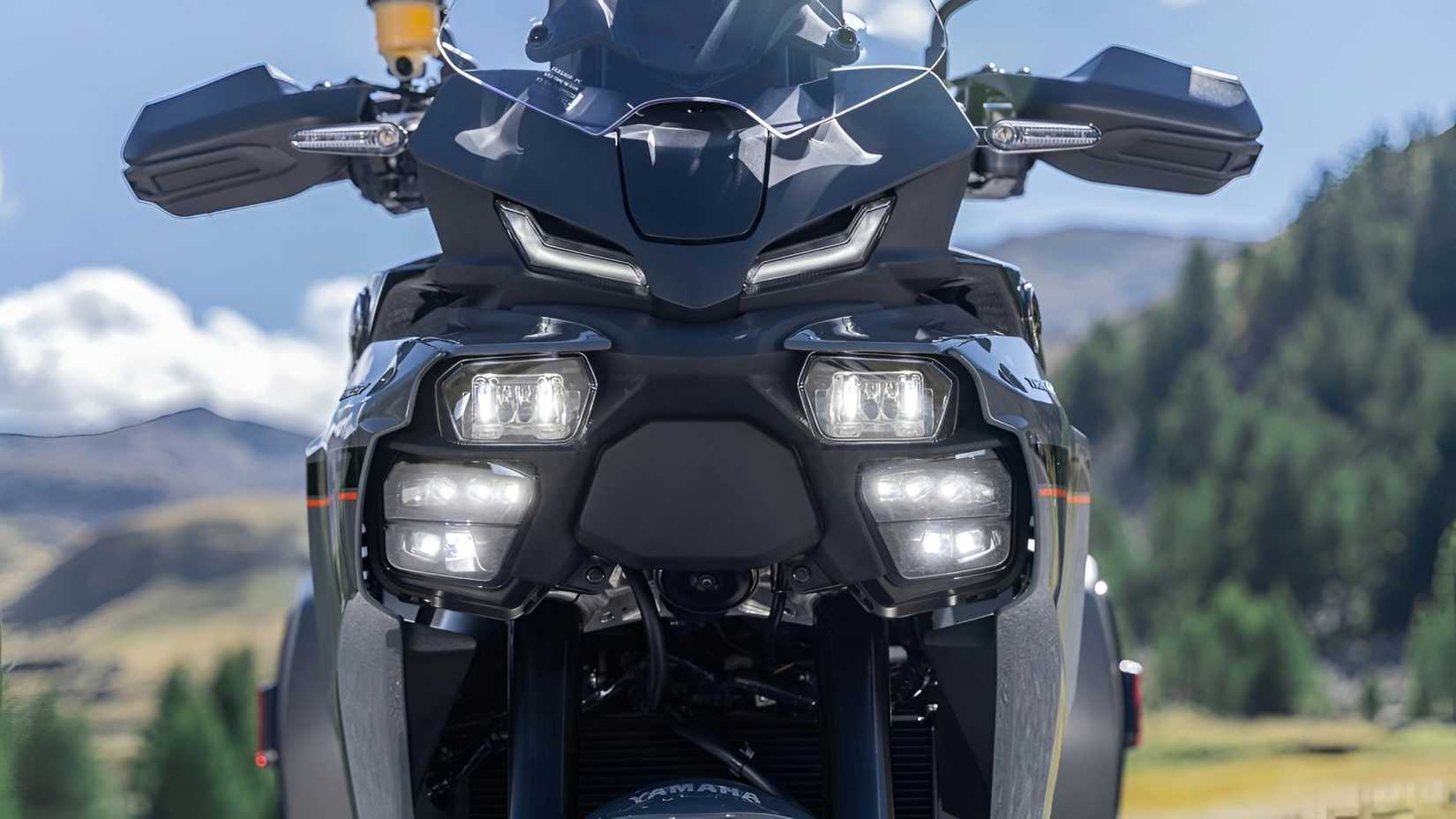 Close-up do design sofisticado do farol Yamaha Tracer 9 2026