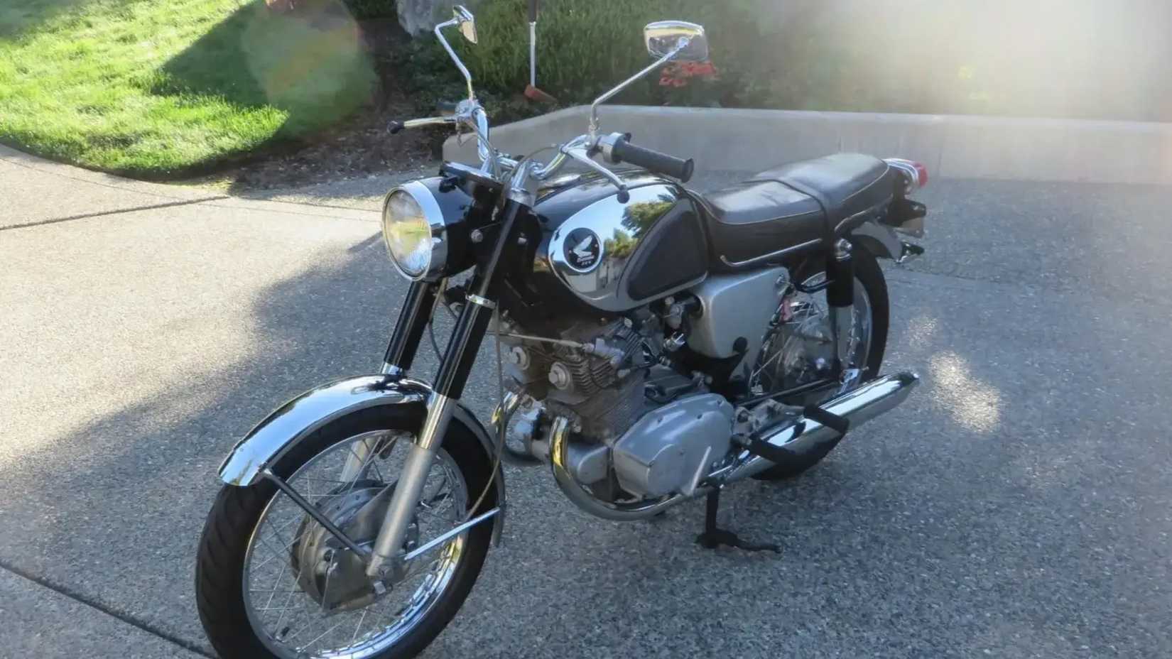 Uma Honda CB77 Super Hawk 1967 estacionada na garagem