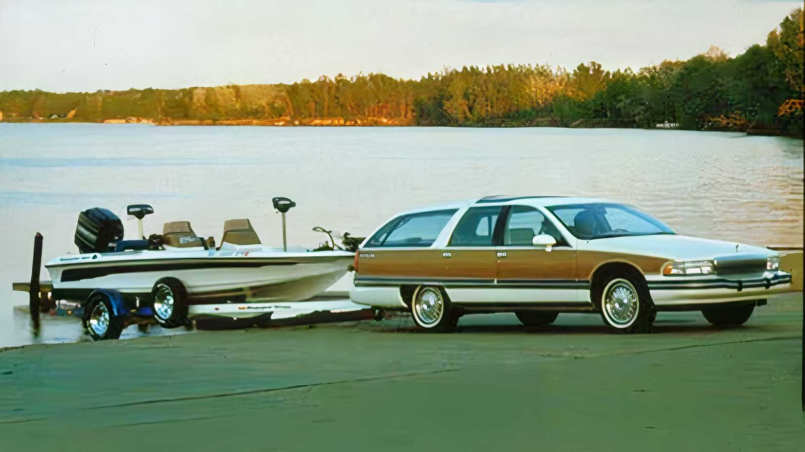Foto frontal 3/4 de um Buick Roadmaster 1991 rebocando um barco