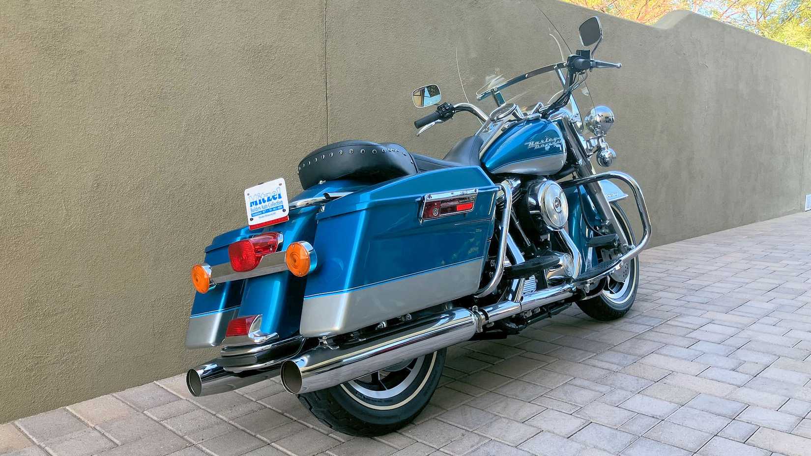 Foto traseira estática da Harley-Davidson Road King de 1994 estacionada ao longo de uma parede