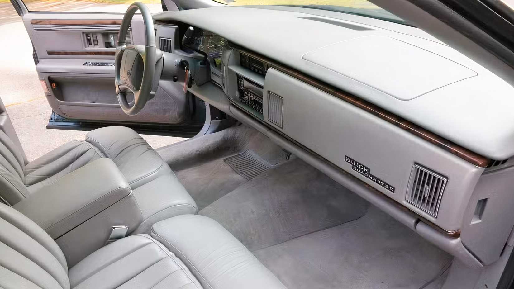 Foto do interior de um Buick Roadmaster 1996 mostrando os bancos dianteiros