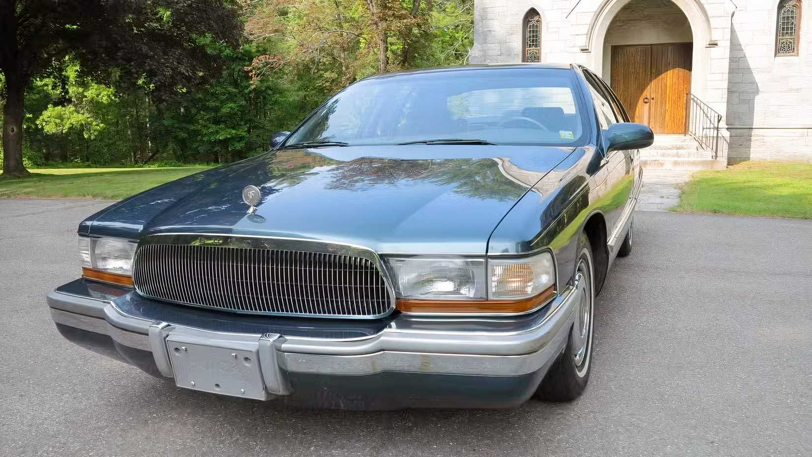 1996 Buick Roadmaster Front shot estacionado no estacionamento