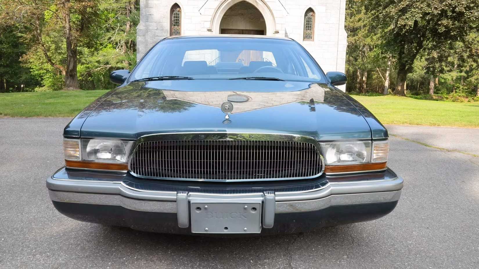 1996 Buick Roadmaster Full Front shot estacionado