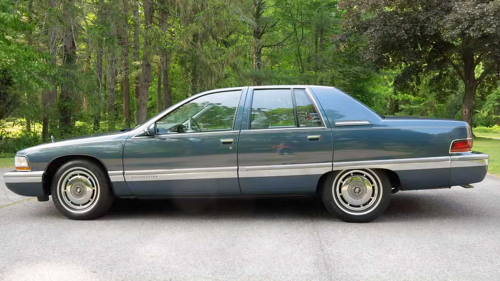1996 Buick Roadmaster Side shot estacionado no estacionamento