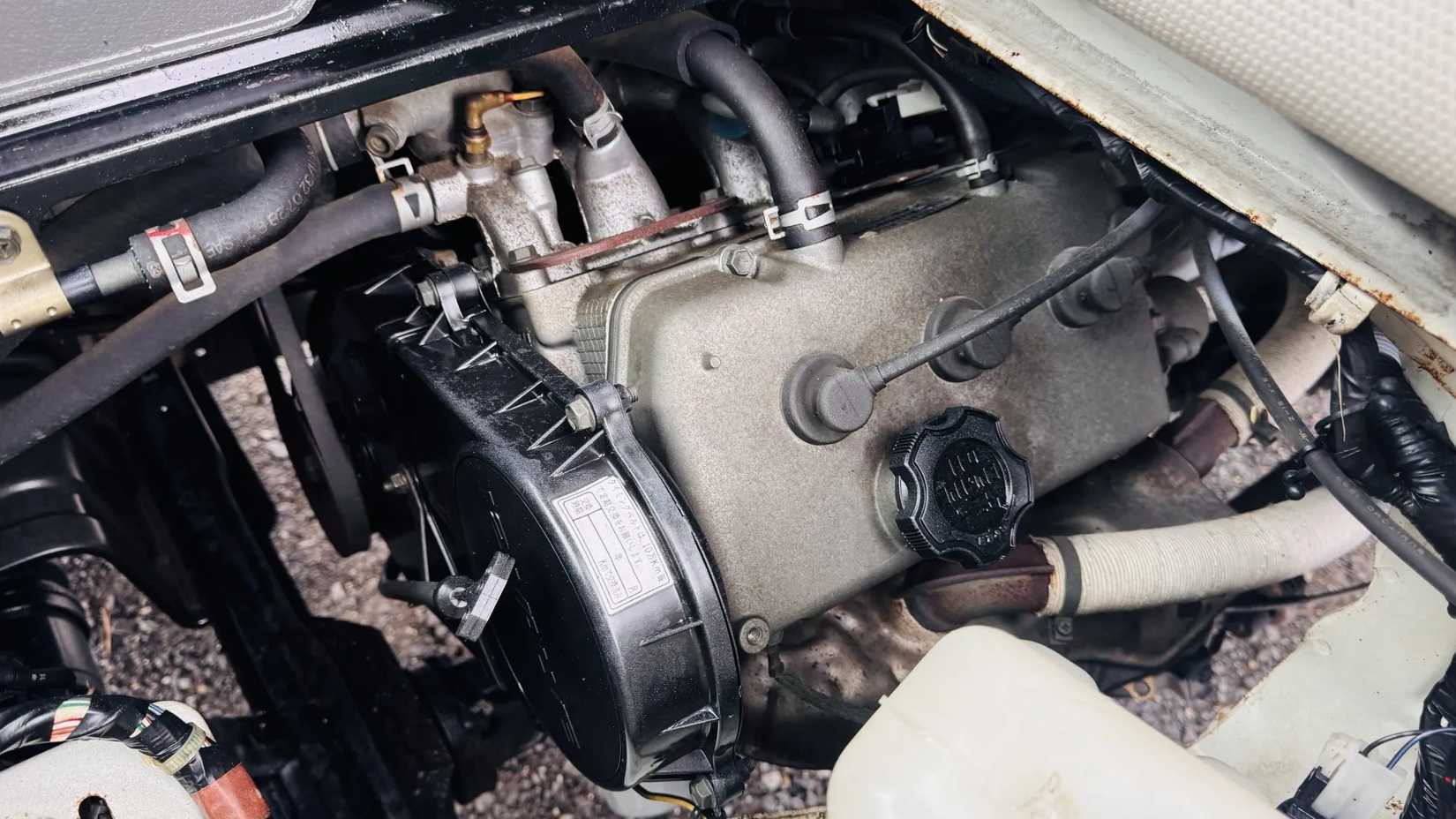 1997 Suzuki Carry Dump Truck 4WD 5-Speed engine bay