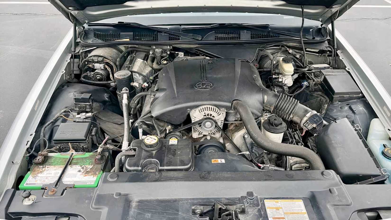 Foto aérea de um motor Ford Crown Victoria 2001