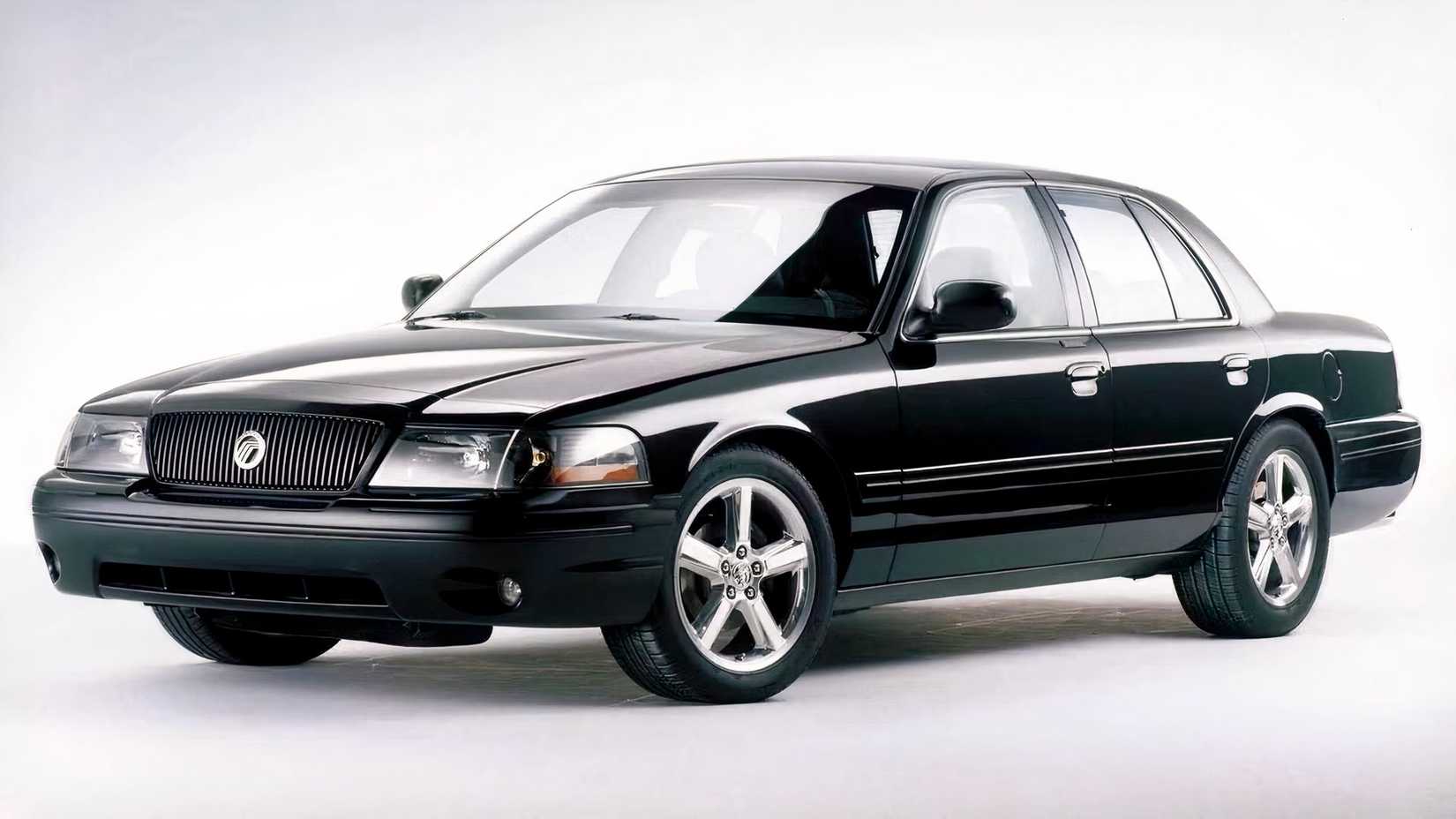 Um Mercury Marauder preto 2003 mostra sua frente em uma sessão de fotos de estúdio