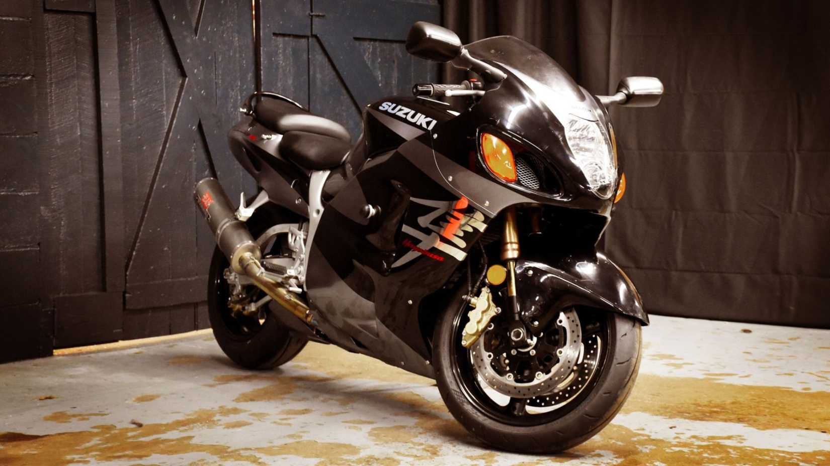 2004 Suzuki Hayabusa front third quarter parked view