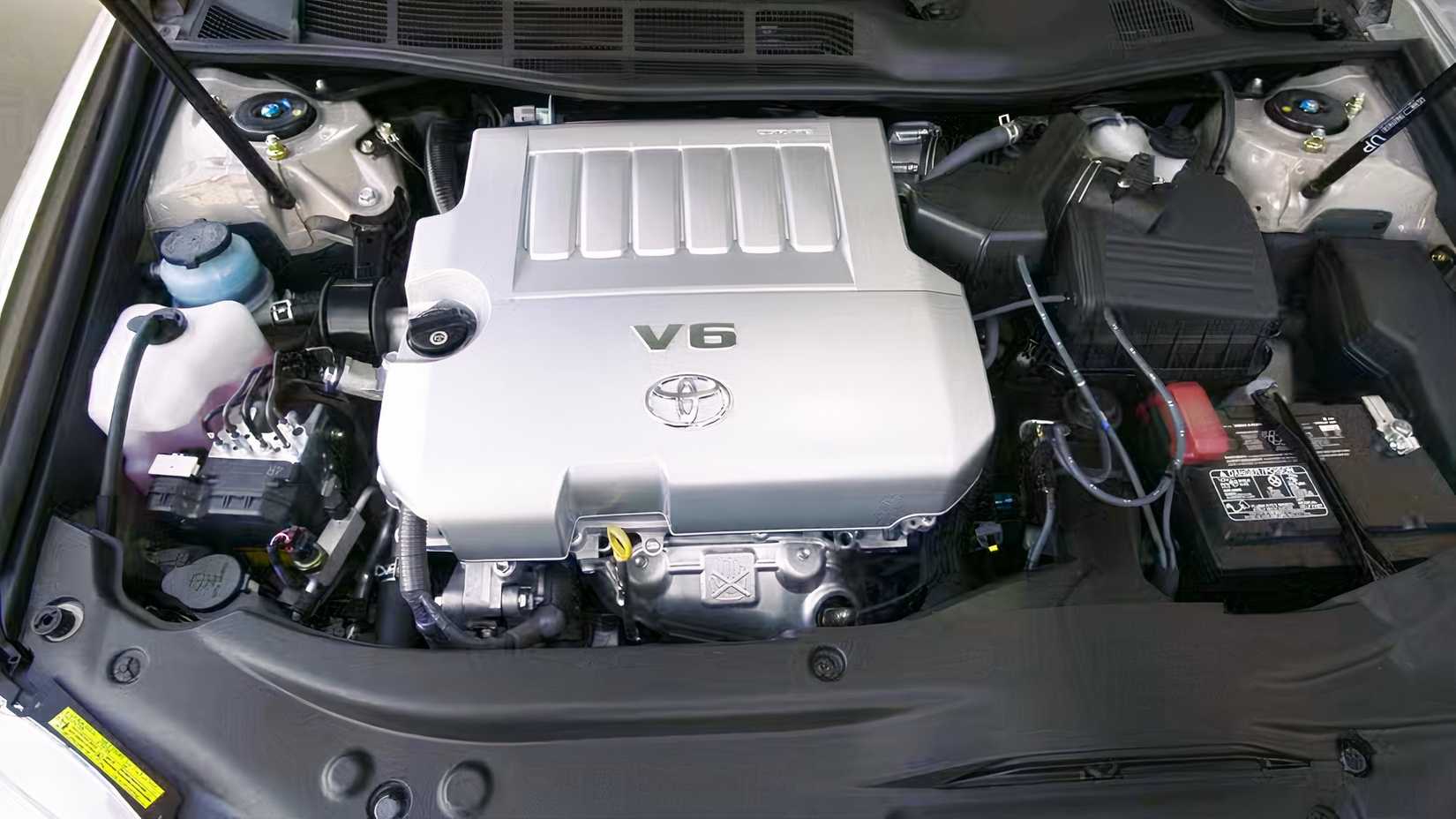Overhead shot of a 2008-2010 Toyota Avalon Engine