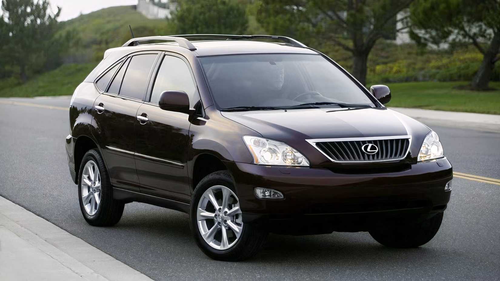 Foto frontal 3/4 de um Lexus RX 350 2009 estacionado na estrada