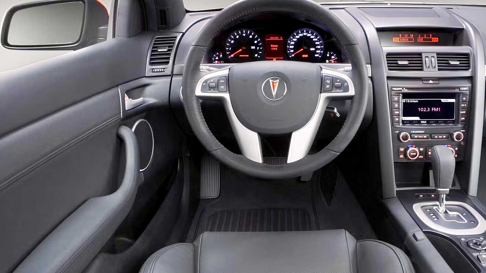 Foto do interior de um painel Pontiac G8 2009