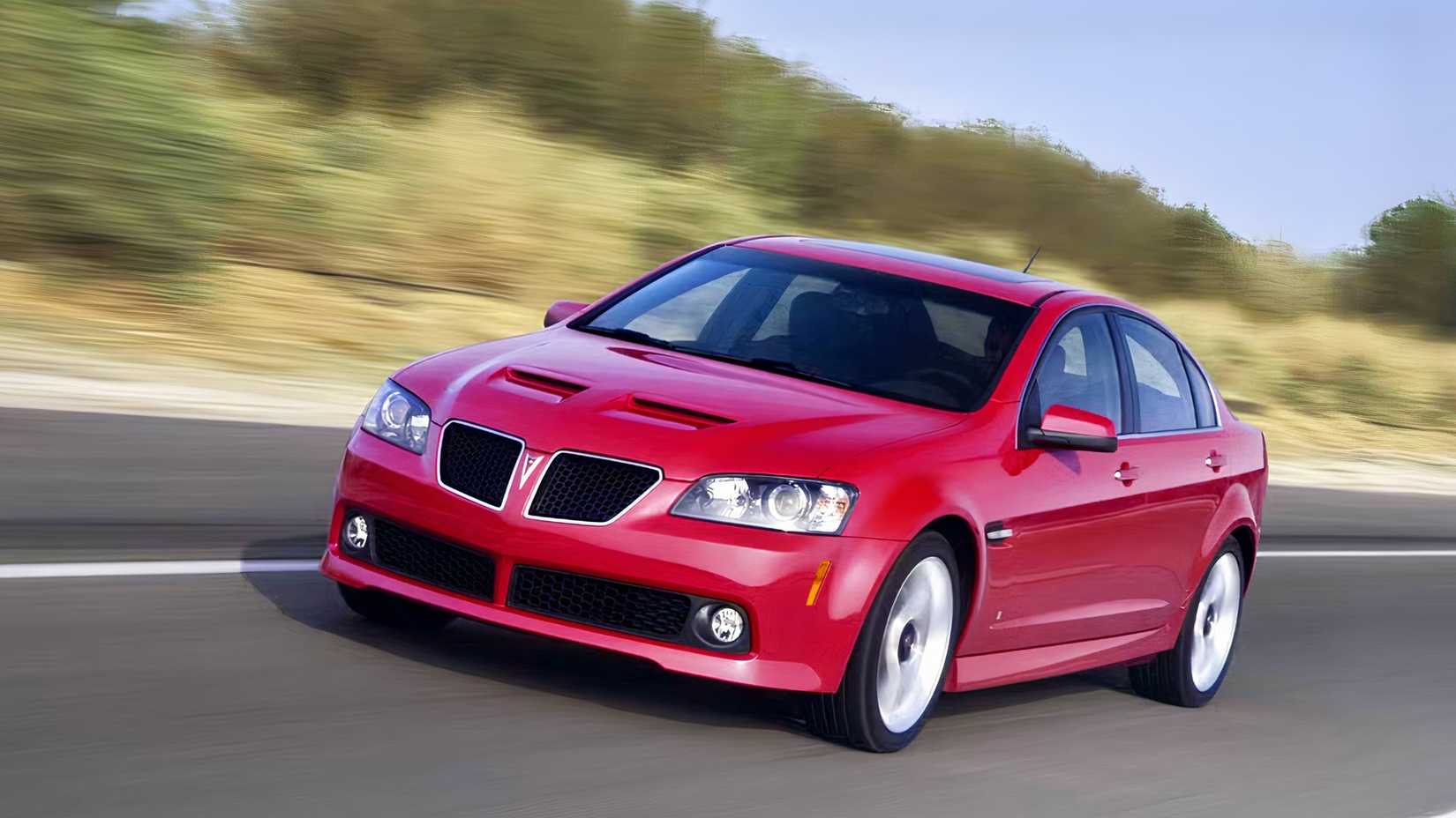 2009 Pontiac G8 frontal 3/4 tiro acelerando na estrada