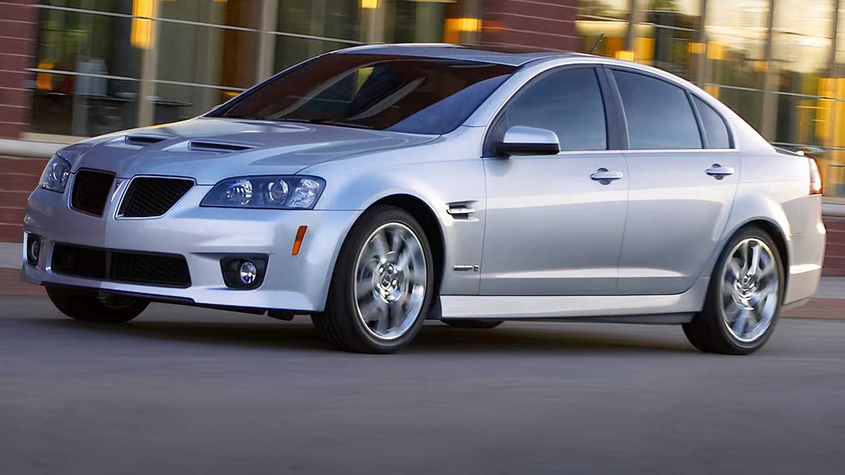 Tiro lateral do Pontiac G8 GXP 2009 em movimento