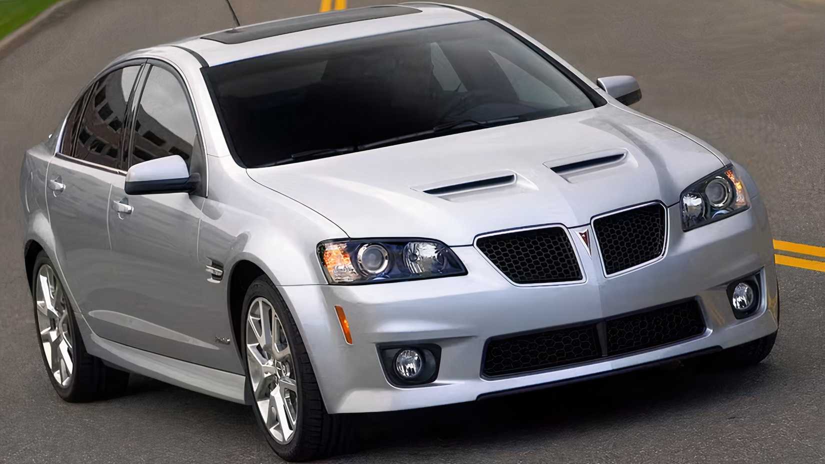 Foto frontal do Pontiac G8 GXP 2009 estacionada na estrada