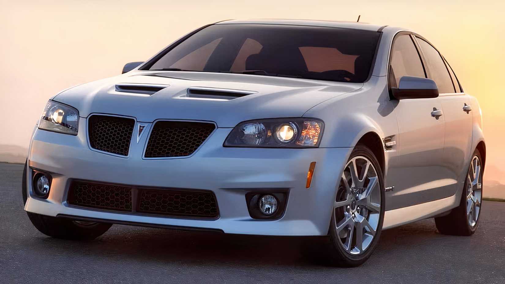 Foto frontal do Pontiac G8 GXP 2009 estacionada