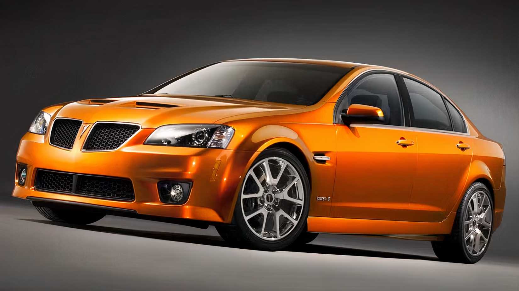Foto de estúdio frontal 3/4 do Pontiac G8 GXP 2009