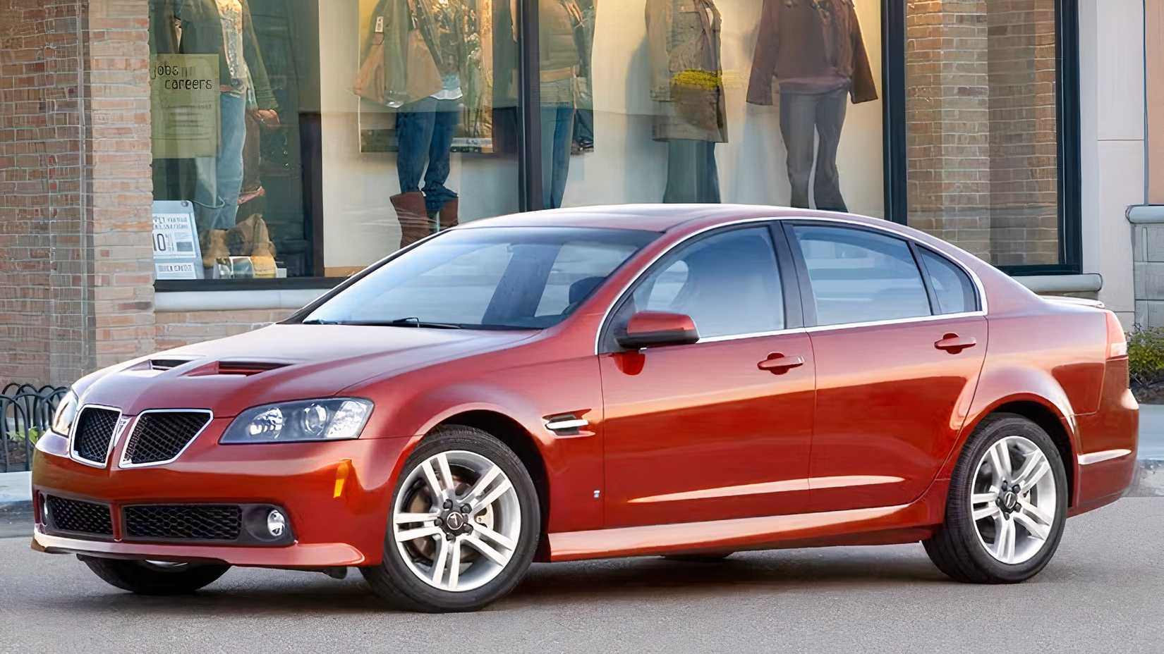 Vermelho 2009 Pontiac G8 Front 3/4 Posado Na Frente De Uma Loja