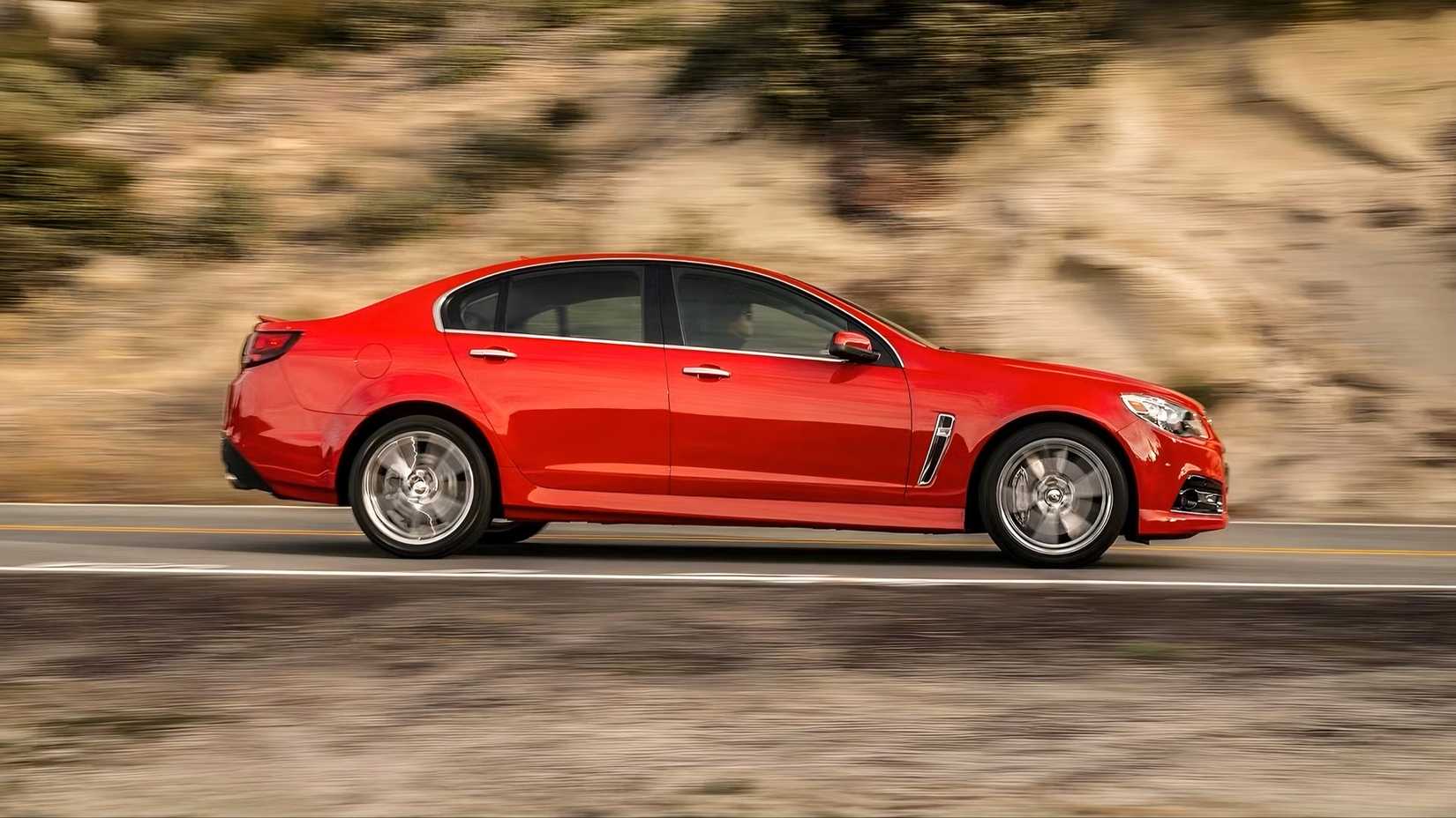 Um Chevrolet SS 2014 dirigindo em uma estrada de montanha