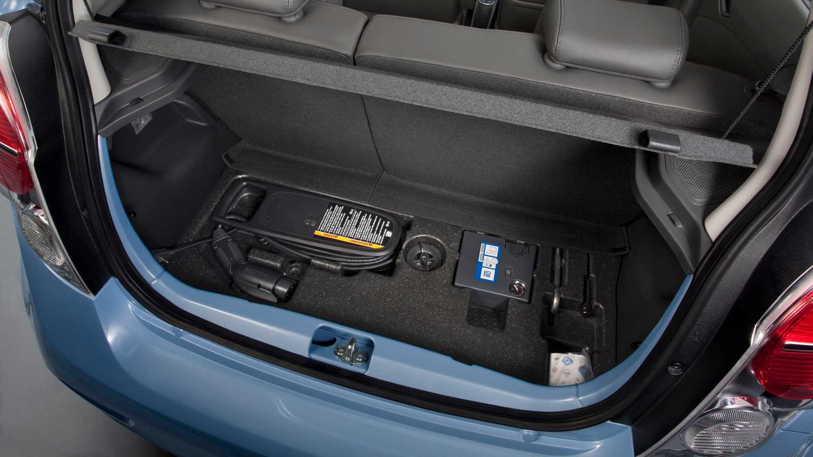 Uma foto do interior da bota do Chevrolet Spark EV 2016