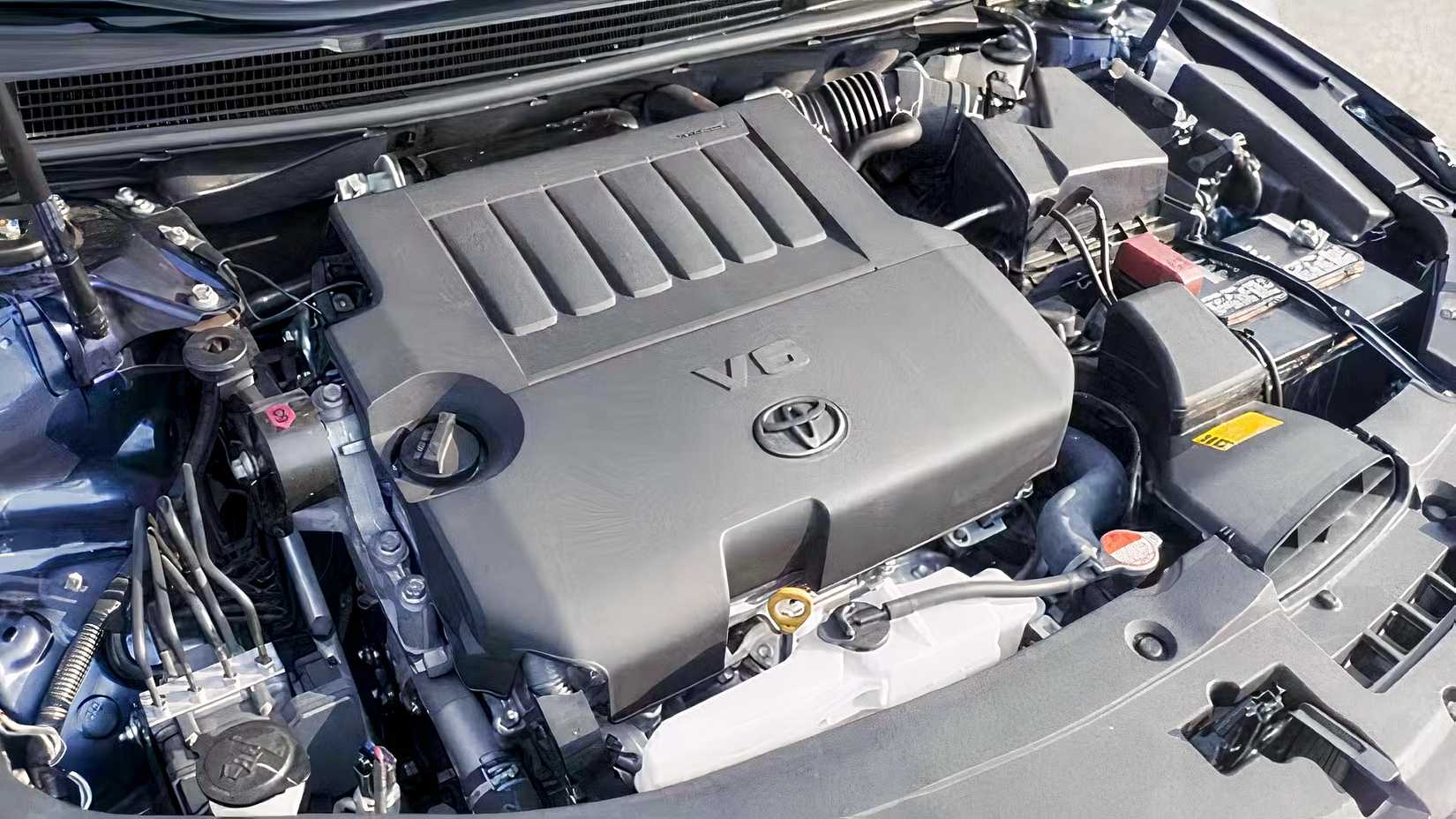 Overhead shot of a 2017 Toyota Avalon Engine
