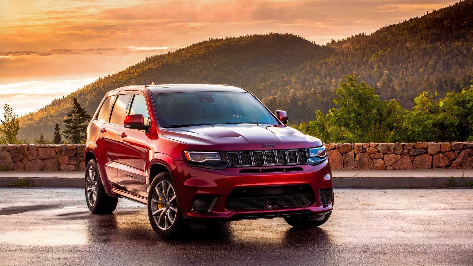 Front shot of a 2019 Jeep Grand Cherokee Trackhawk parked in front of forest