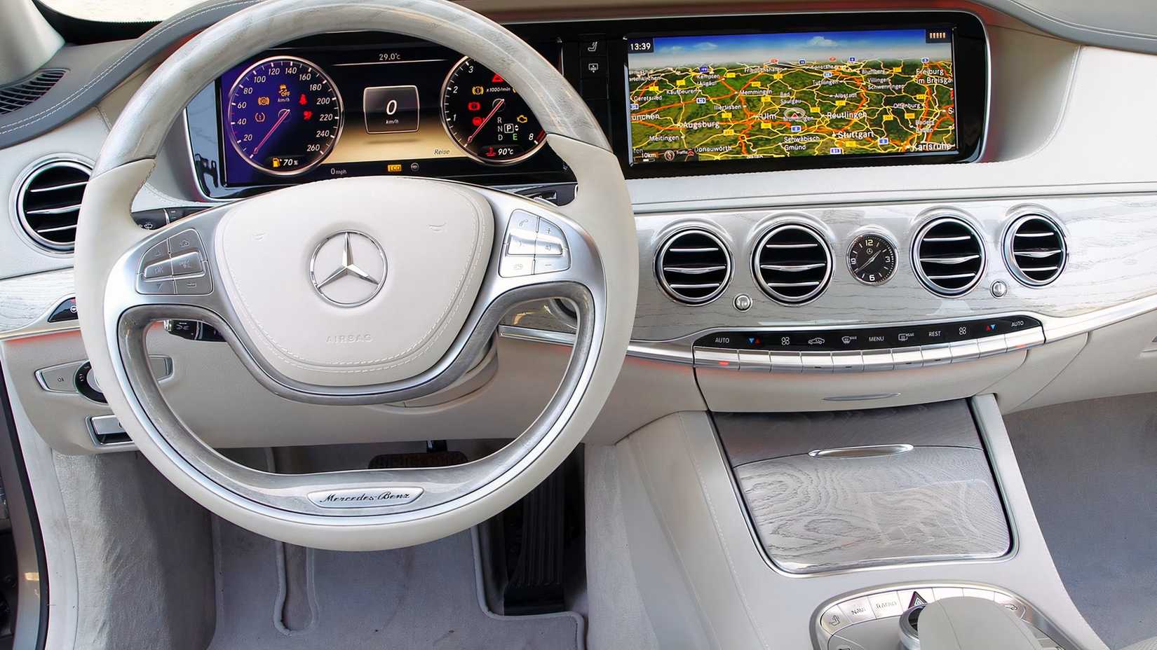 Foto do interior de um Mercedes-Benz Classe S 2019 mostrando o painel