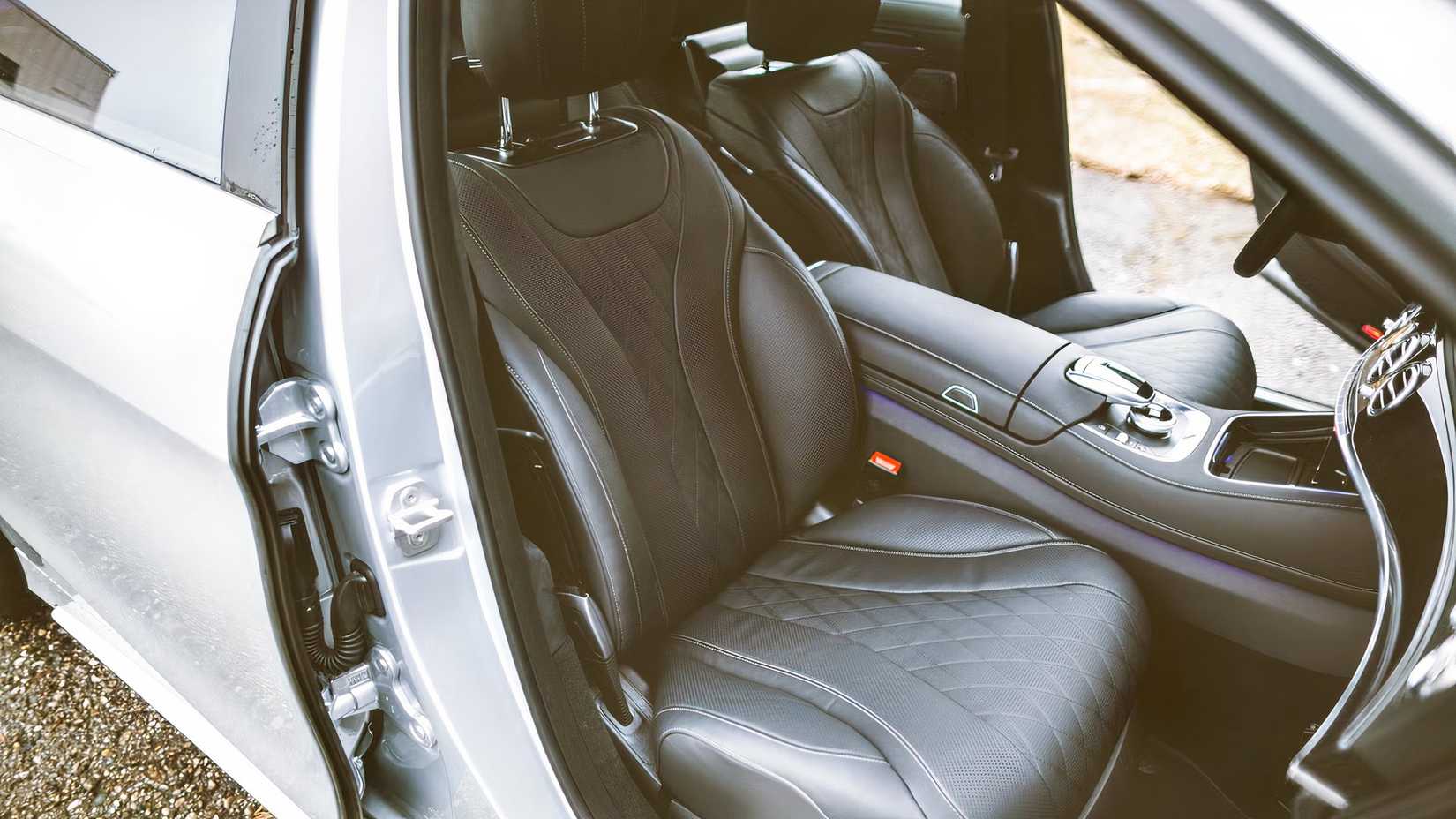 Foto do interior de um Mercedes-Benz Classe S 2019 mostrando os bancos dianteiros