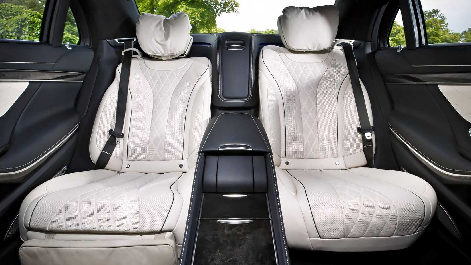 Foto do interior de um Mercedes-Benz Classe S 2019 mostrando os bancos traseiros