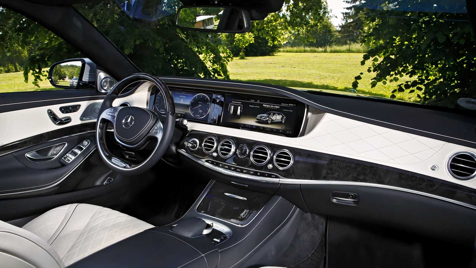 Foto da cabine de um Mercedes-Benz Classe S 2019 mostrando interior em dois tons