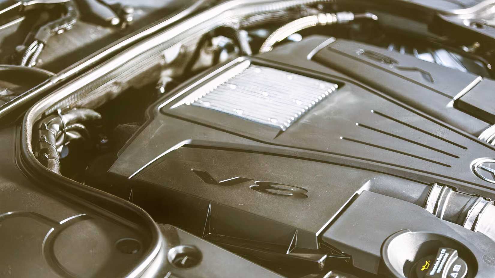 Close de um motor Mercedes-Benz Classe S V8 2019