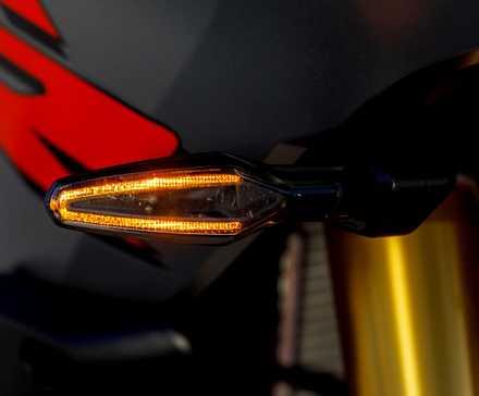 Foto aproximada do sinal de mudança de direção do BMW F 900 XR 2020