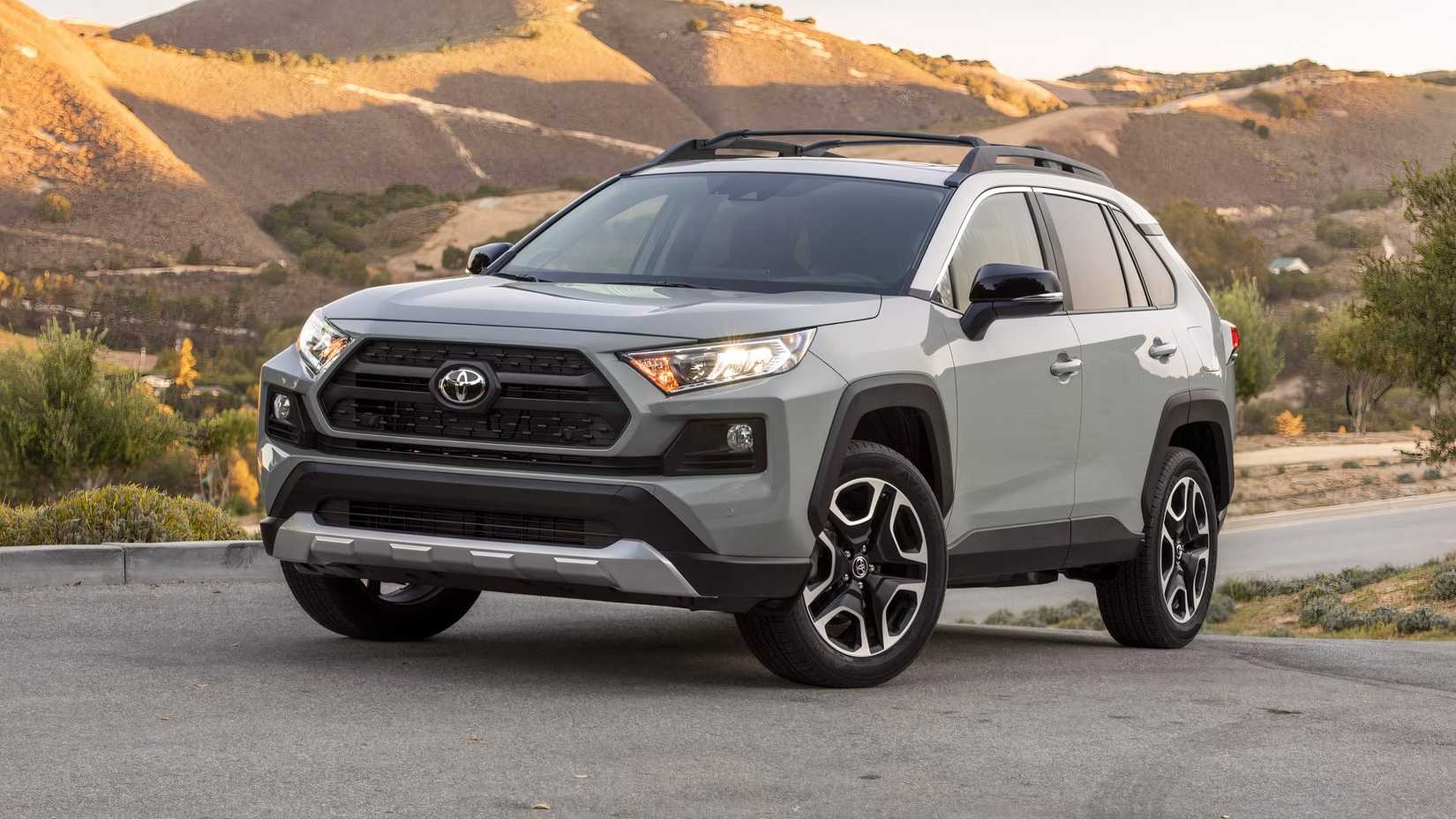 2020 Toyota RAV4 frente 3/4 tiro estacionado na estrada