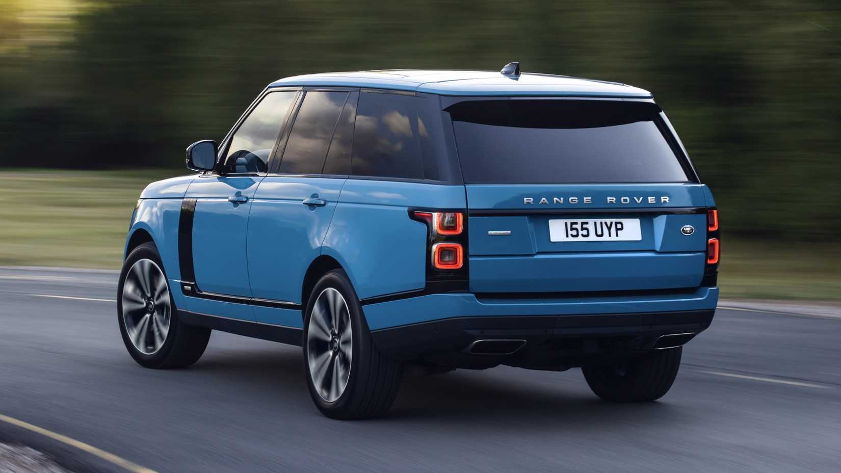 2021 Range Rover rear-quarter tracking