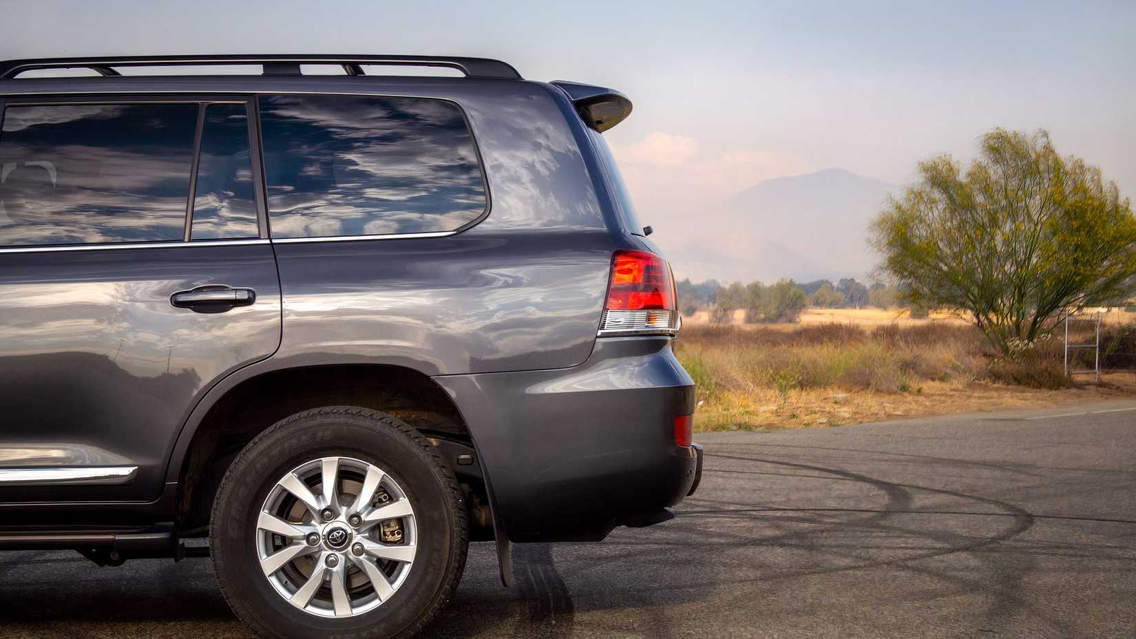 Close-up do quarto traseiro do Toyota Land Cruiser 2021