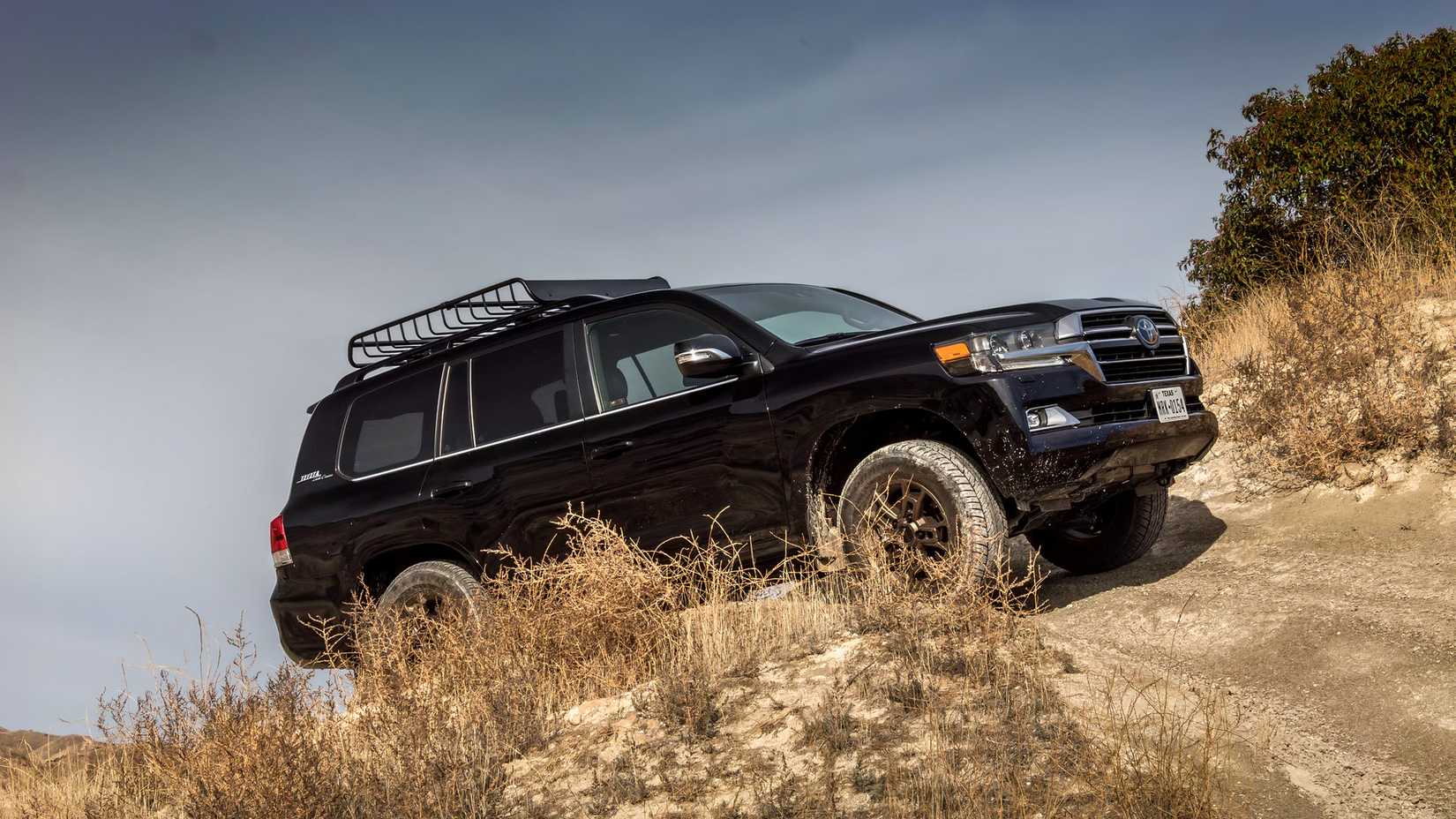 Foto de perfil do Toyota Land Cruiser Trail 2021 dirigindo off-road