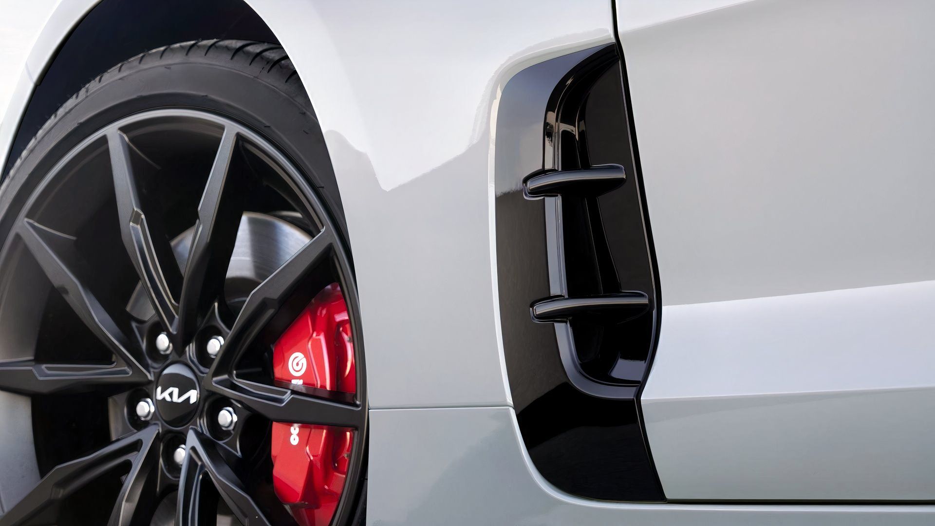 Uma vista aproximada de uma roda Kia Stinger 2022 e freios Brembo