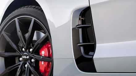 Uma vista aproximada de uma roda Kia Stinger 2022 e freios Brembo